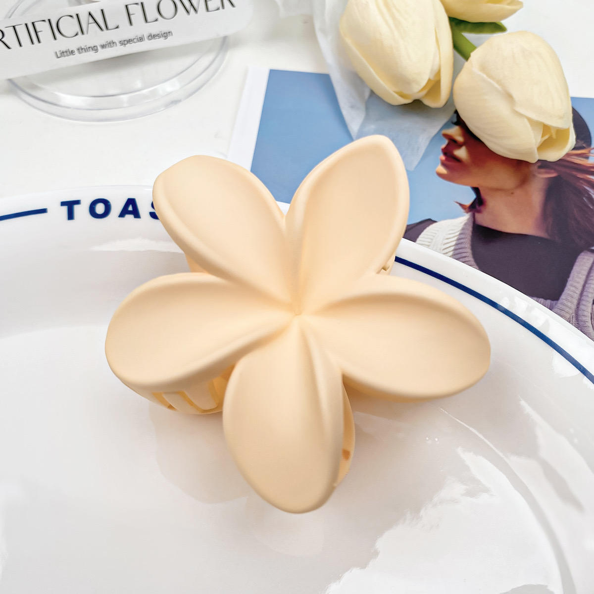 Matte Daisy Medium Claw Clip