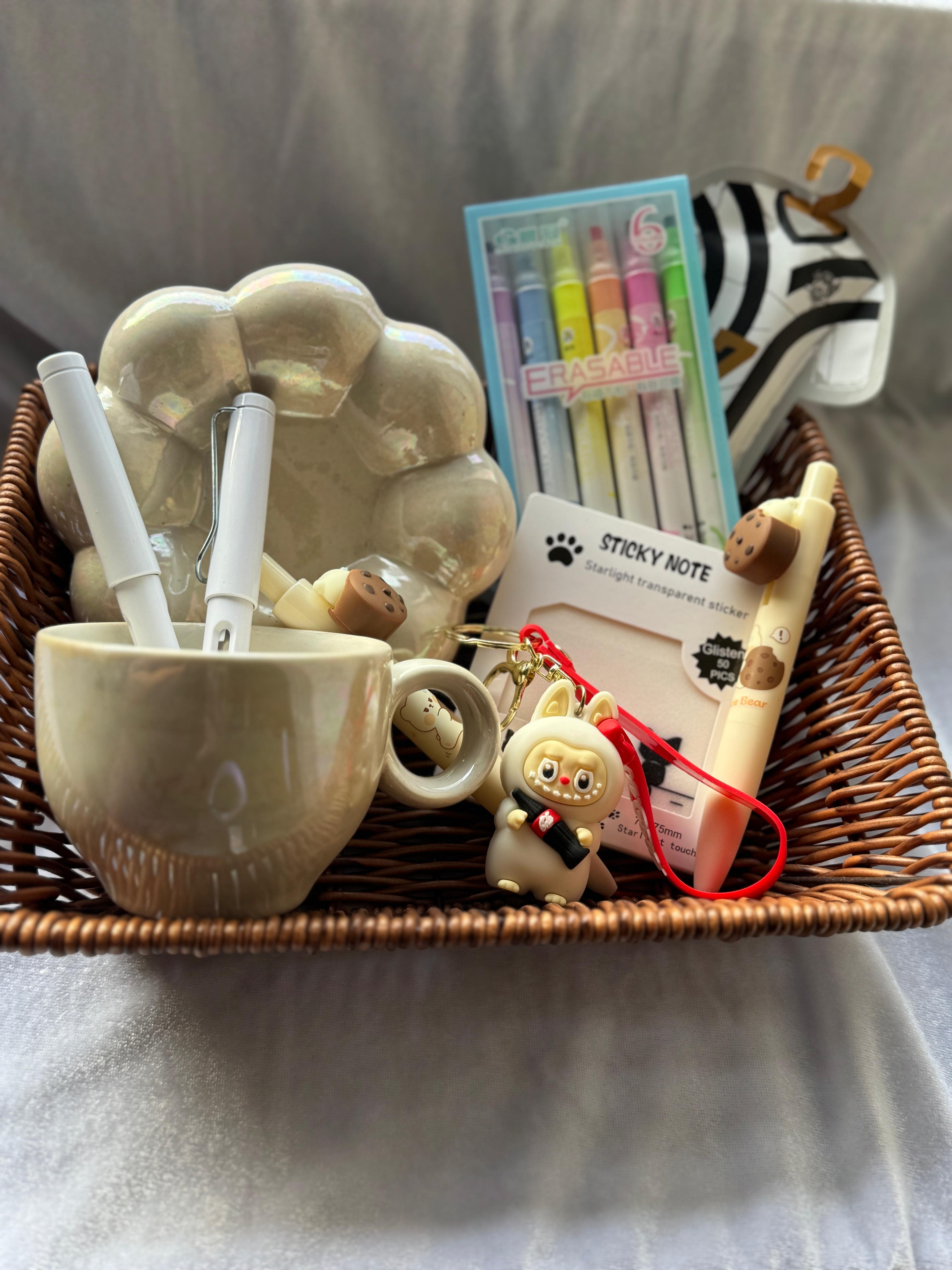 🤍 White Hamper — Elegance in Every Surprise! 🤍 (with transparent box)