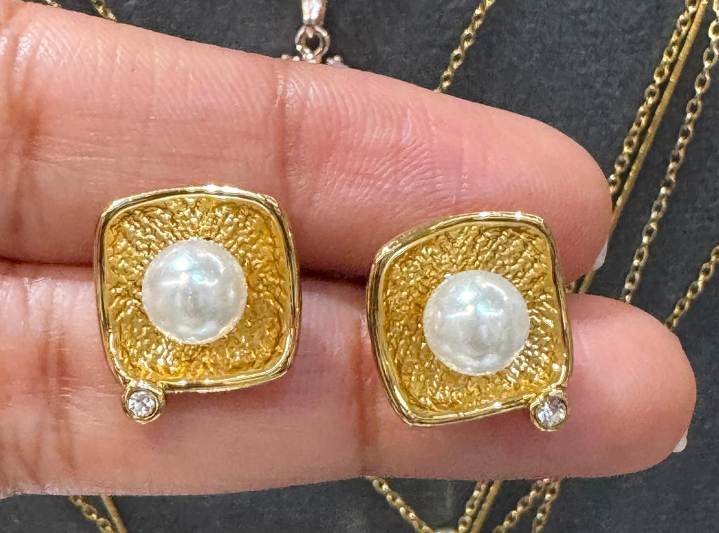 Flower & Pearl Designed Earring