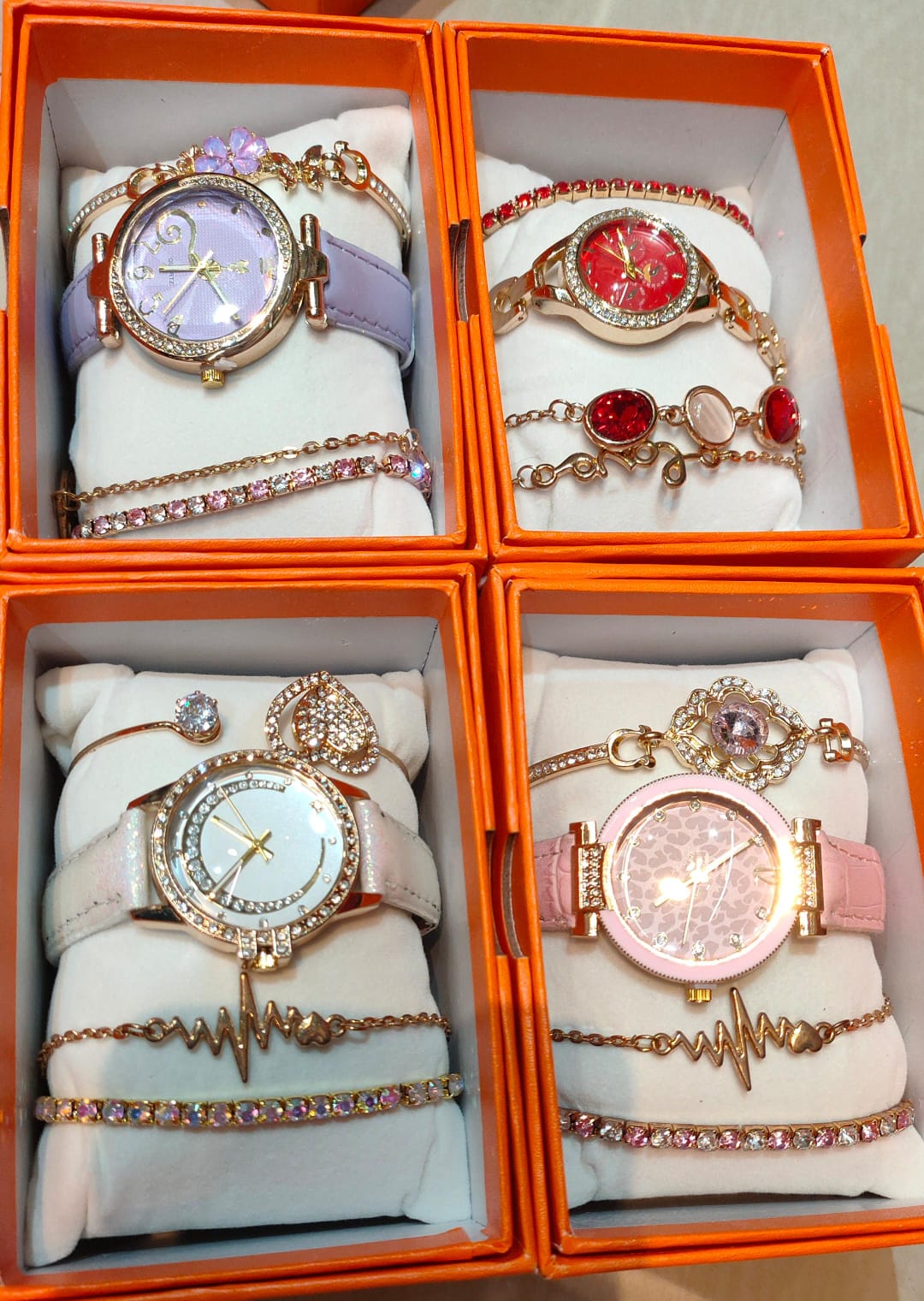 Traditional Watch Set Of Female