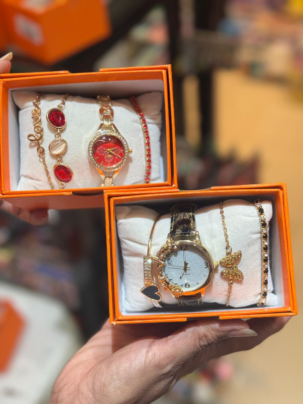 Traditional Watch Set Of Female