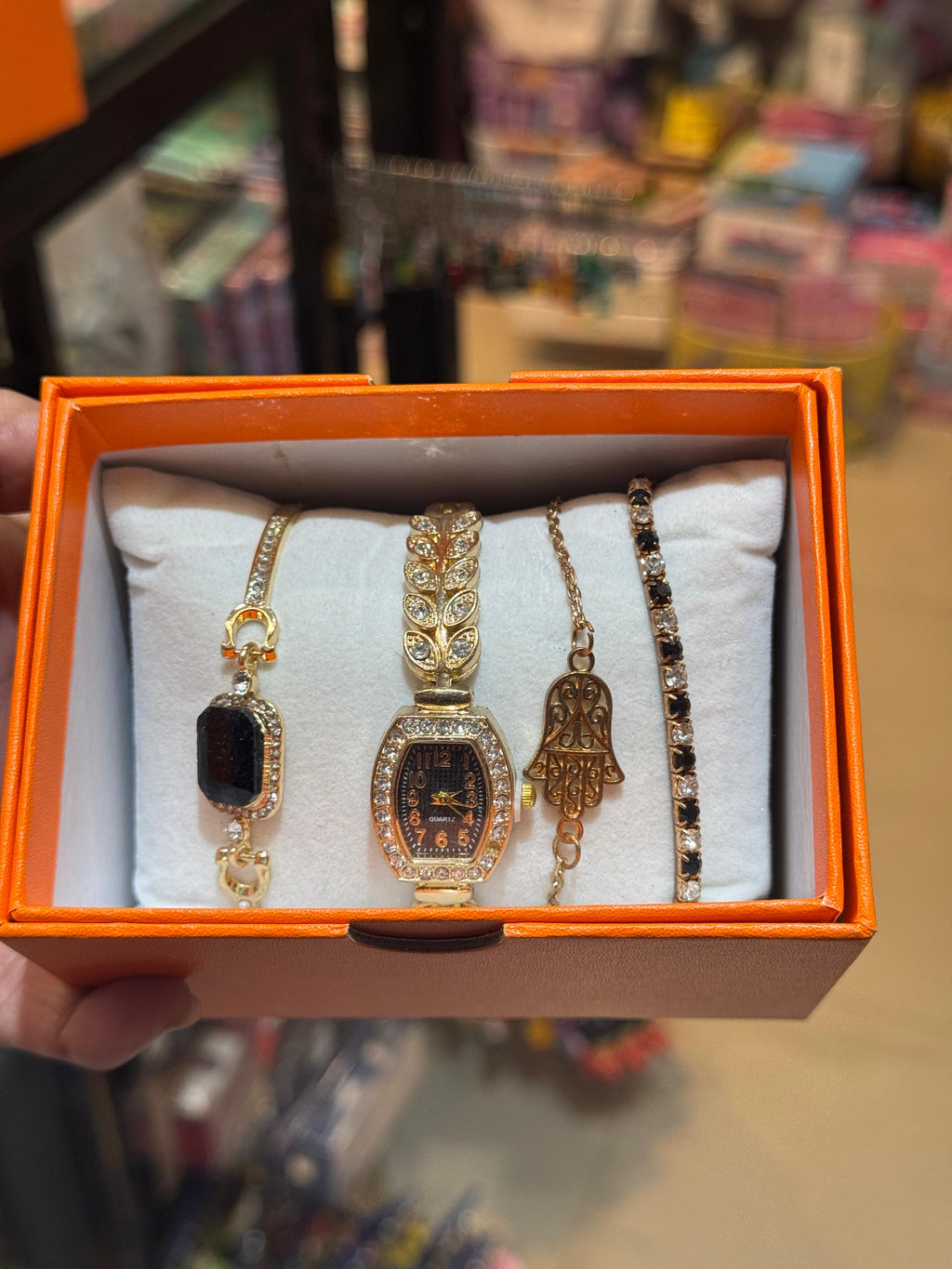 Traditional Watch Set Of Female