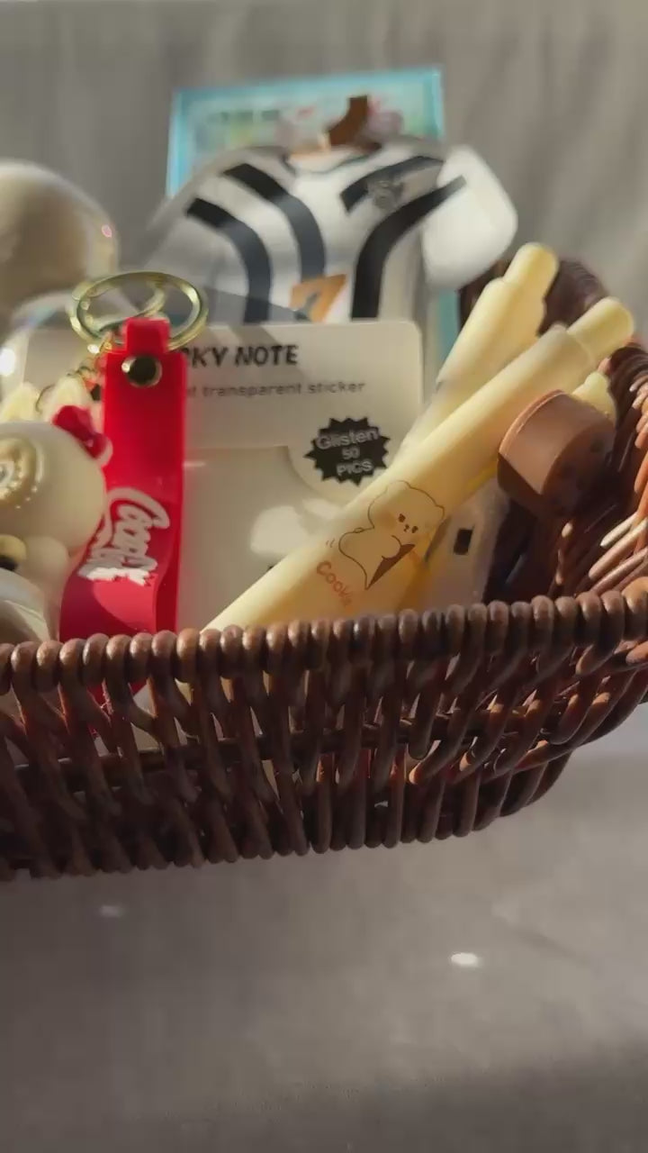 🤍 White Hamper — Elegance in Every Surprise! 🤍 (with transparent box)